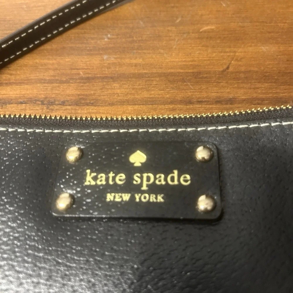KATE‎ SPADE Pebbled Leather Wristlet Clutch Black Zip Close Pink Liner Cow